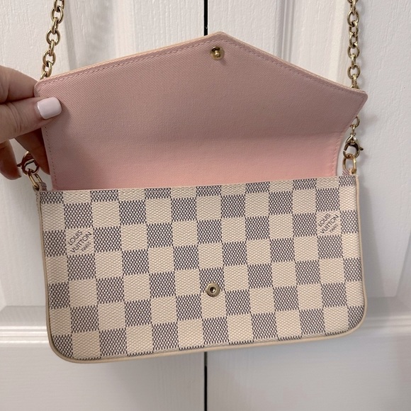 New Beautiful Louis Vuitton Felicie
Pochette Crossbody~Clutch with gold chain.♥️ - Picture 2 of 5